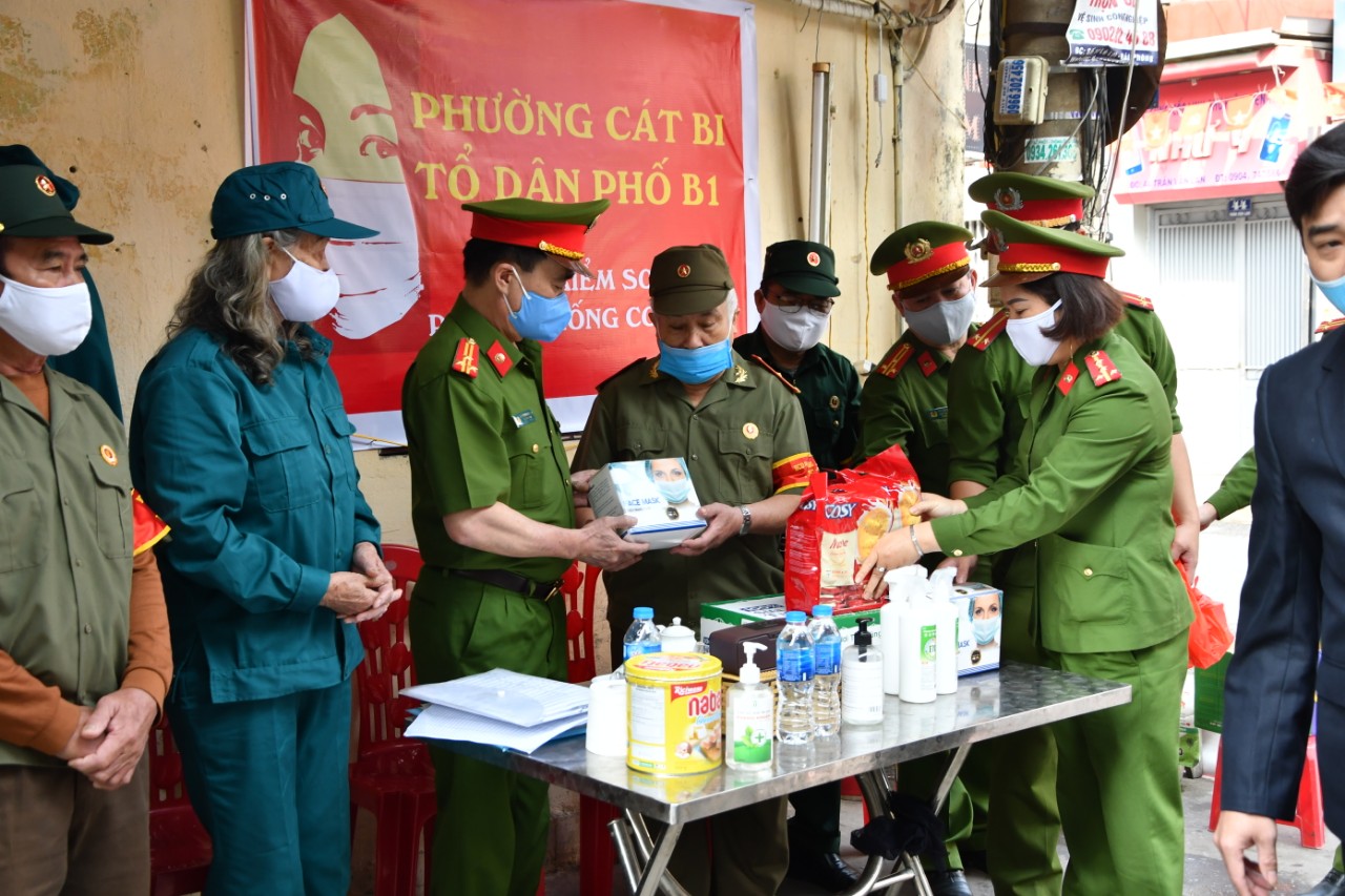 Phòng Cảnh sát thi hành án hình sự & Hỗ trợ tư pháp – CATP: Tặng quà cho các tổ kiểm soát phòng chống dịch Covid - 19 trên địa bàn phường Cát Bi